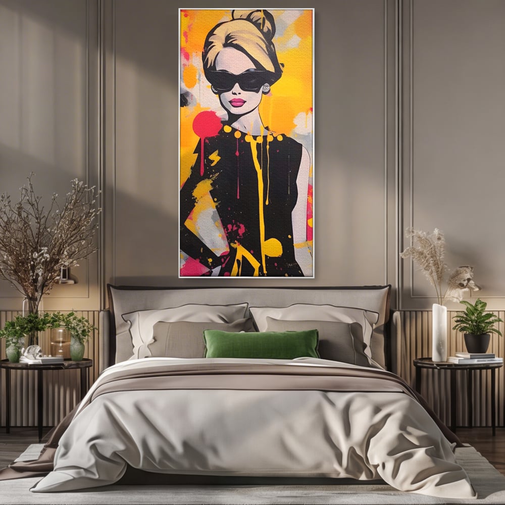 Tablou canvas cu tablou canvas cu femeie in stil pop art, in rama de aluminiu argintiu, pe perete intr-un dormitor